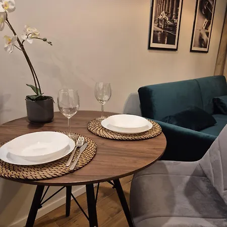 Apartamenty Ceglana Park - Klimatyzacja I Prywatny Parking - Piekne Osiedle - Nowe Luksusowe Mieszkanie Z Biurkiem *